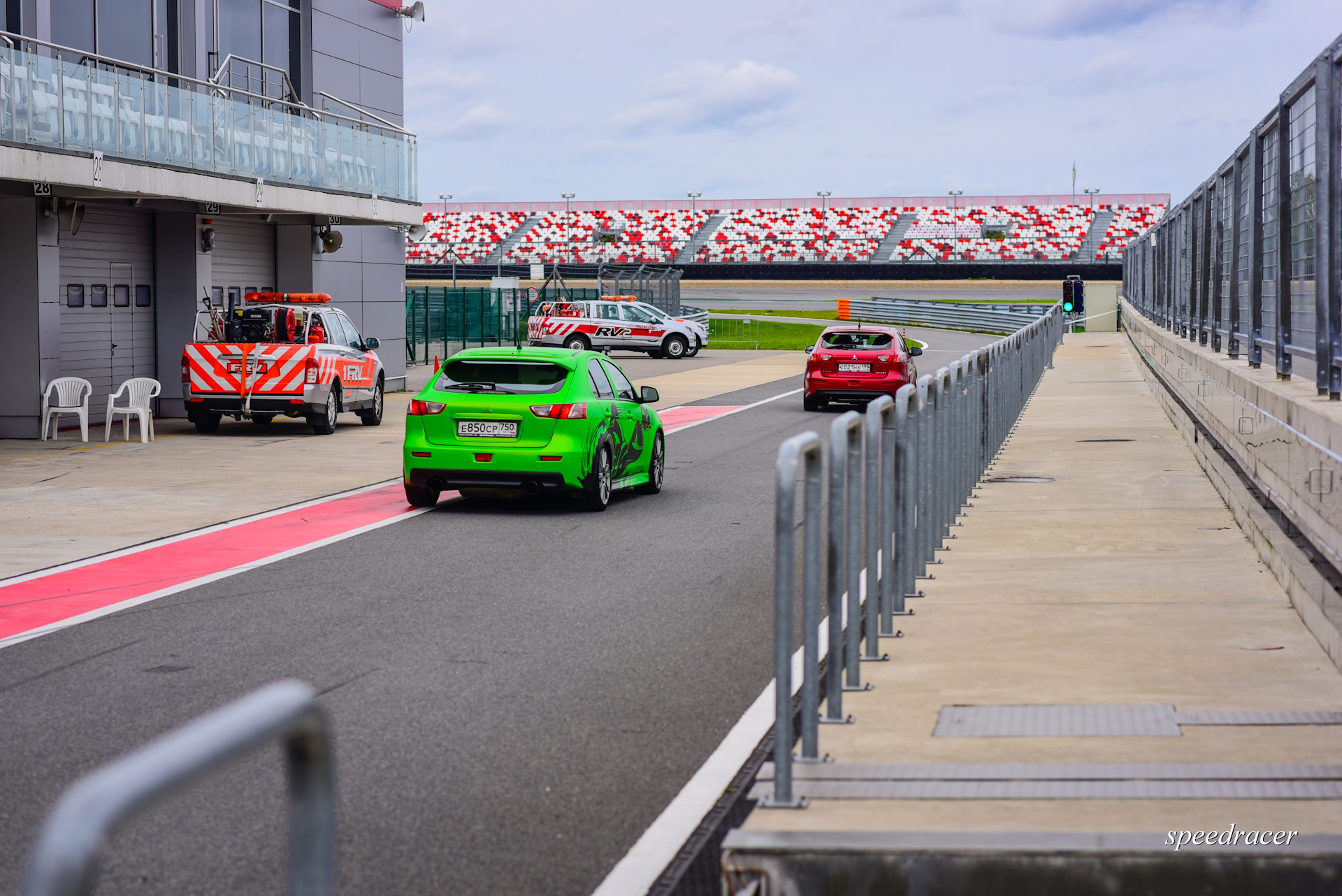 Гоночный трек Moscow Raceway. Кролик на гоночной трассе. Гоночный трек в Москве на своей машине.