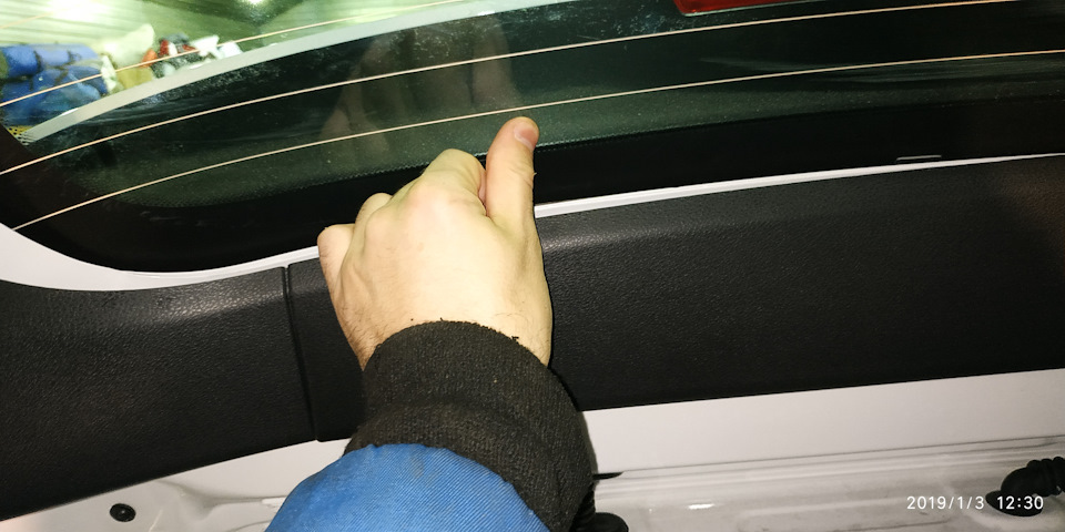 Снимаем дальнюю центральную накладку, отщелкиваем как на фото — Lada Vesta SW (1G)