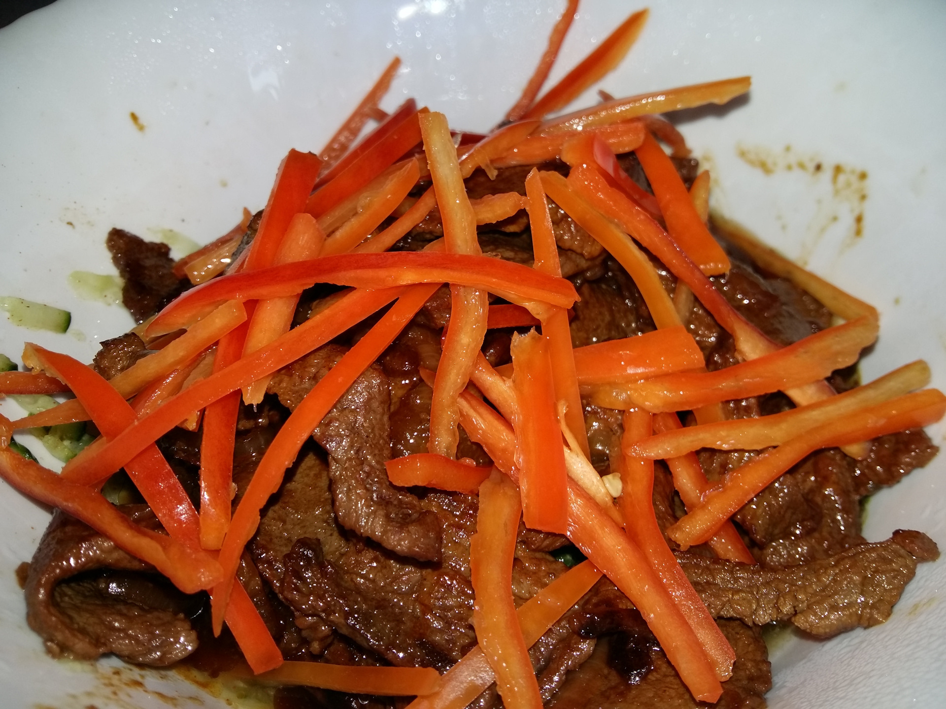 Приготовление мяса по корейски. Мясо по корейски. Мясо по корейски фото. Огурцы с мясом по-корейски. Вареное мясо по корейски.