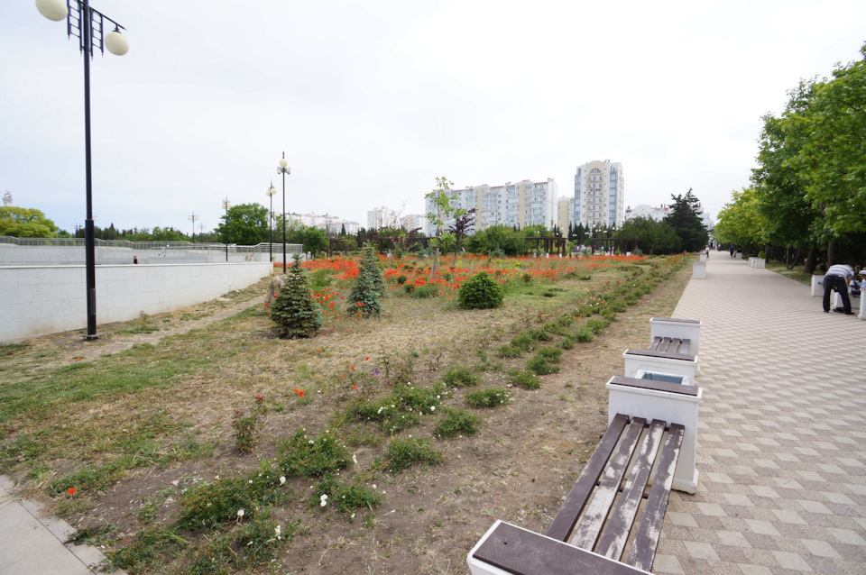 Слева Парк Победы — Lada Vesta SW (1G)