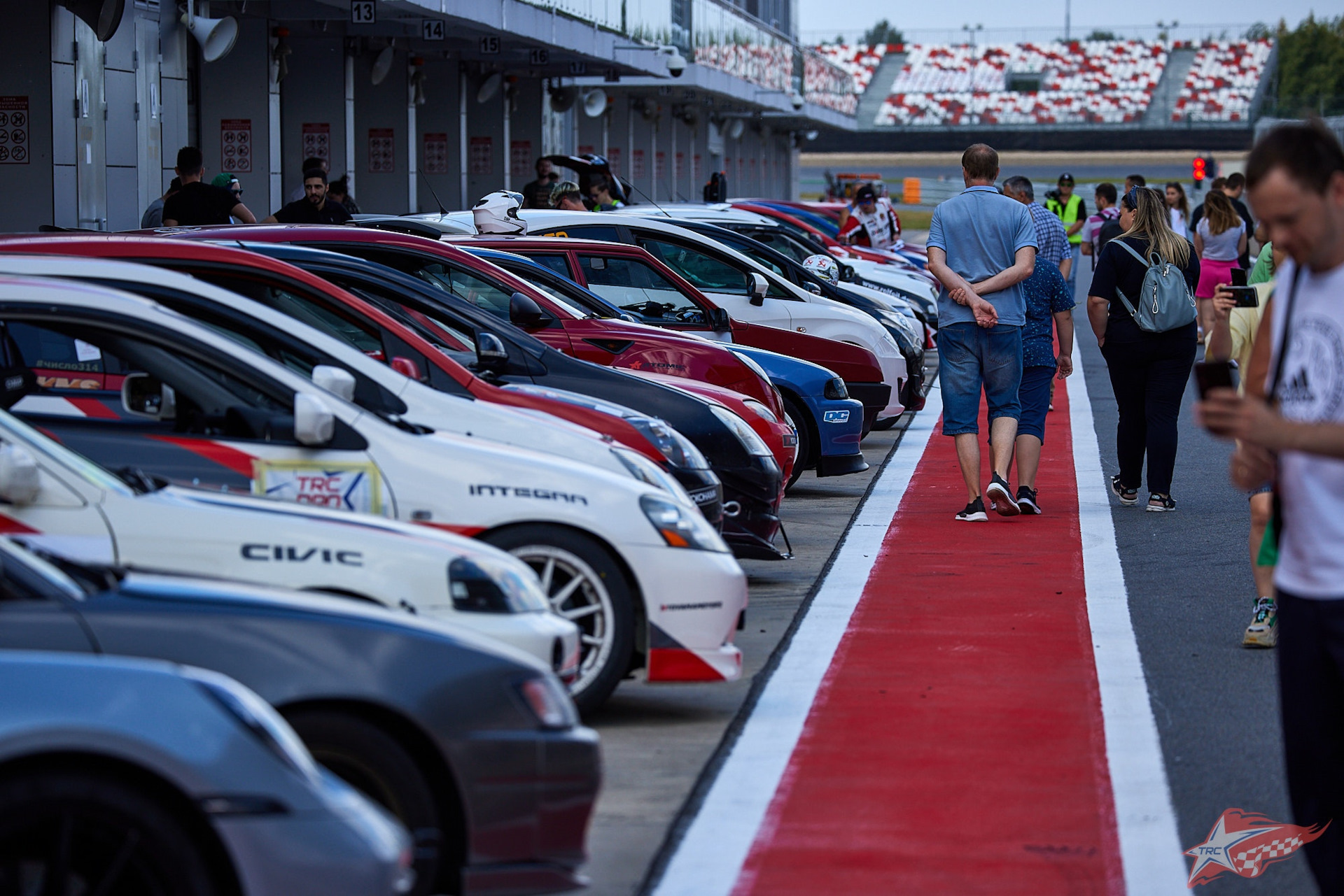 Школа гонок москва. Гонки в Москве. Кольцевые гонки Moscow Raceway. Москоу Рейсвей. Moscow Raceway награждение.