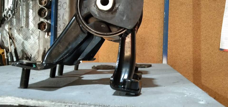 Опора (подушка) двигателя задняя — Geely Emgrand X7, 2 л, 2016 года ...