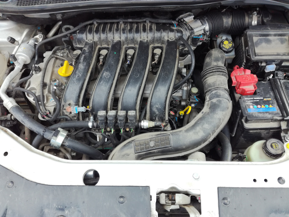 Если открыть капот и смотреть на двигатель спереди, то переделку выдают только форсунки — Renault Kaptur (2016)