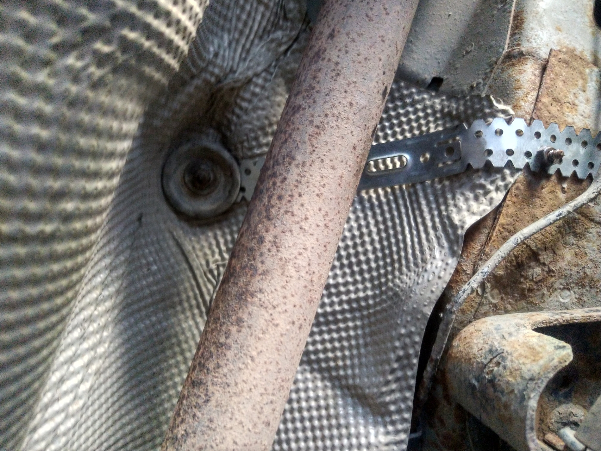 Термоэкран глушителя. Термоэкран для глушителя. термоэкран глушителя своими руками. защитный экран глушителя кайрон. установка термоэкрана глушителя.