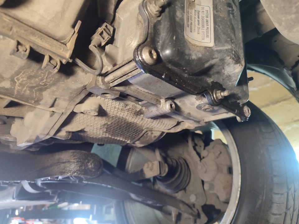 Вот такая течь, правда видно плохо, замыл уже всё и подтянул болты, как только вернулся с отпуска. — Volkswagen Passat B7