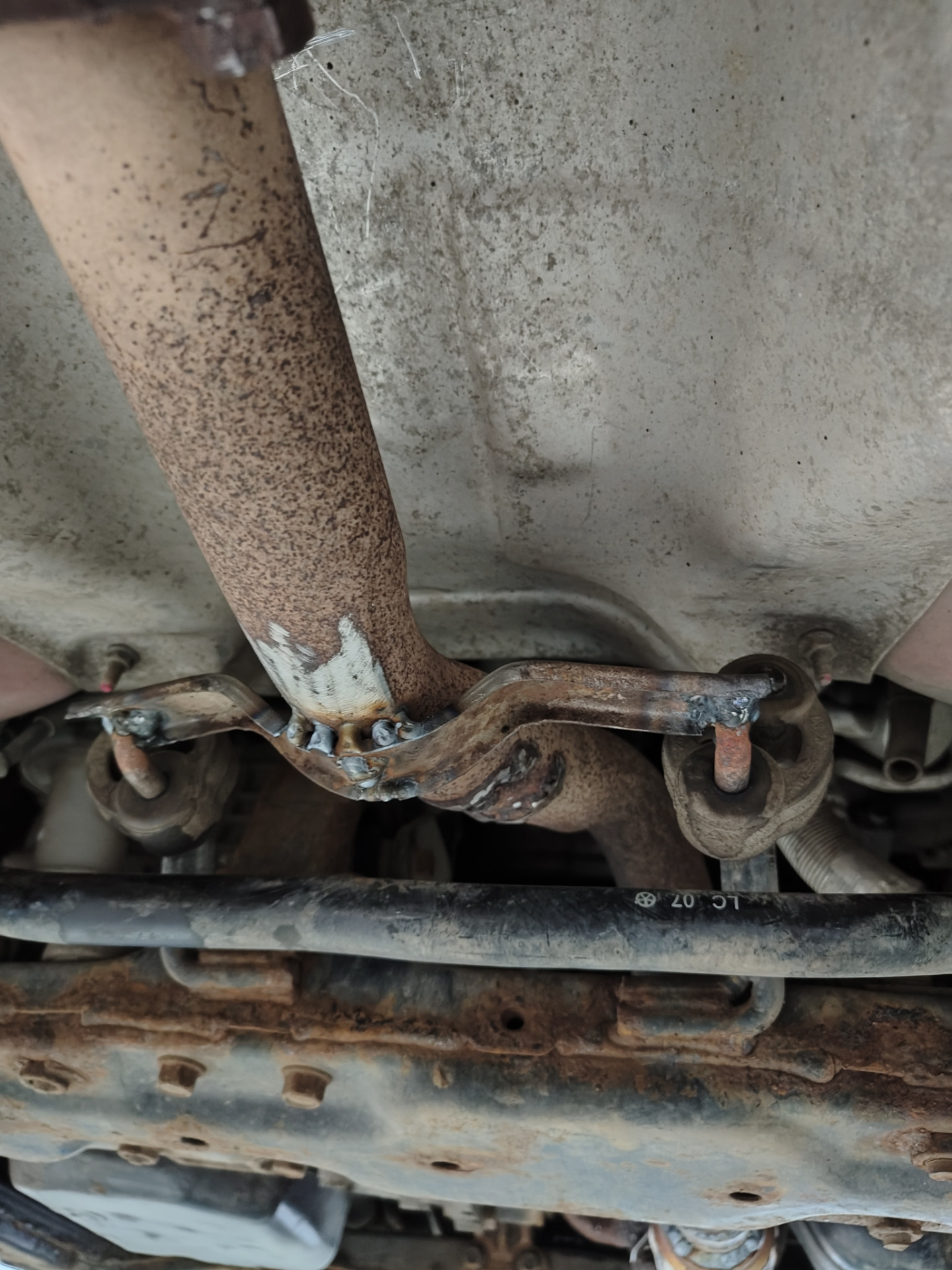 Замена гофры и удаление ржавчины с днища — KIA Rio (2G), 1,4 л, 2011 ...