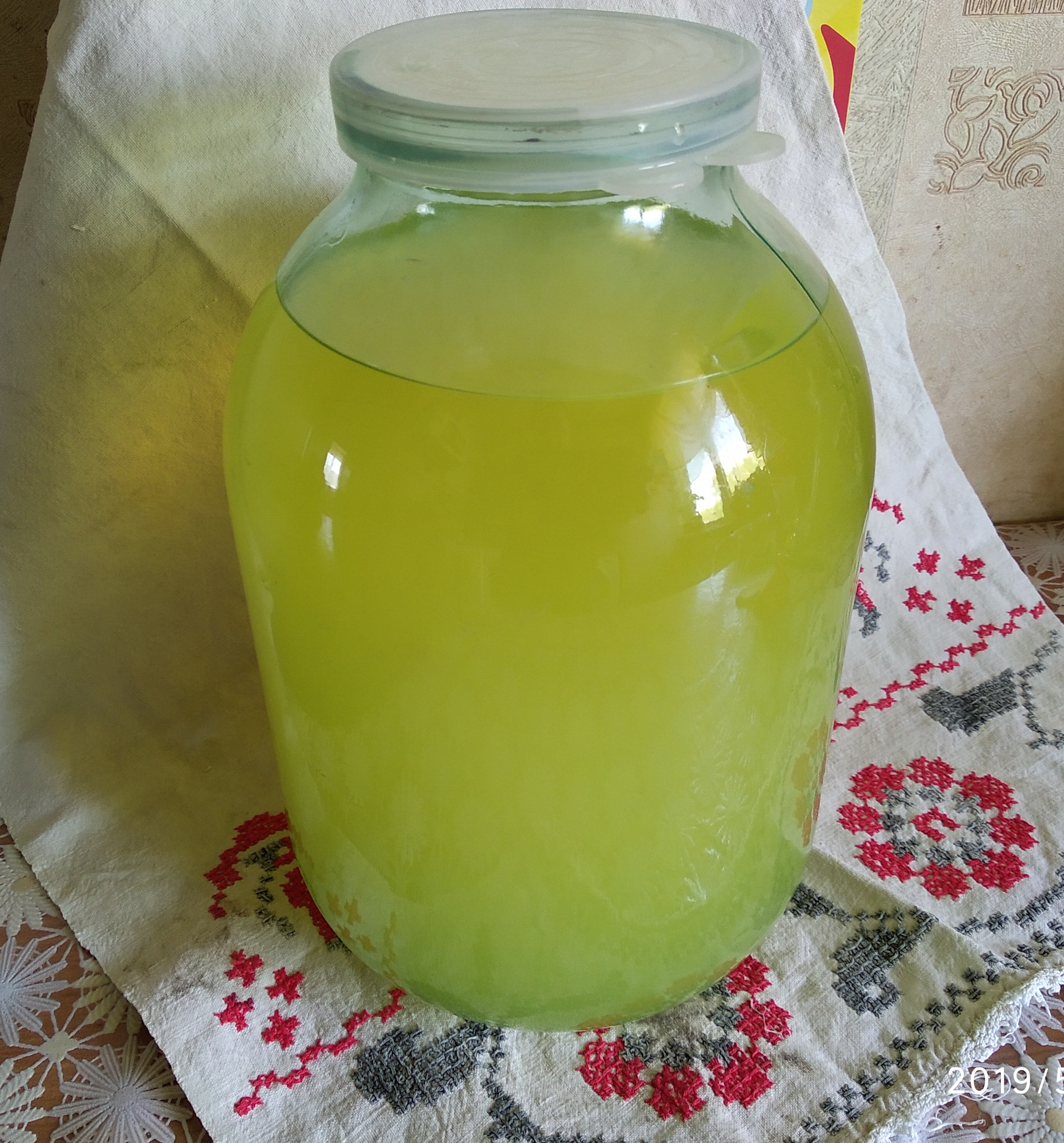 Лимончелло рецепт 1 литр. Лимончелло на самогоне. Лимончелло в банке. Лимончелло это литр. Лимончелло 20 литров.