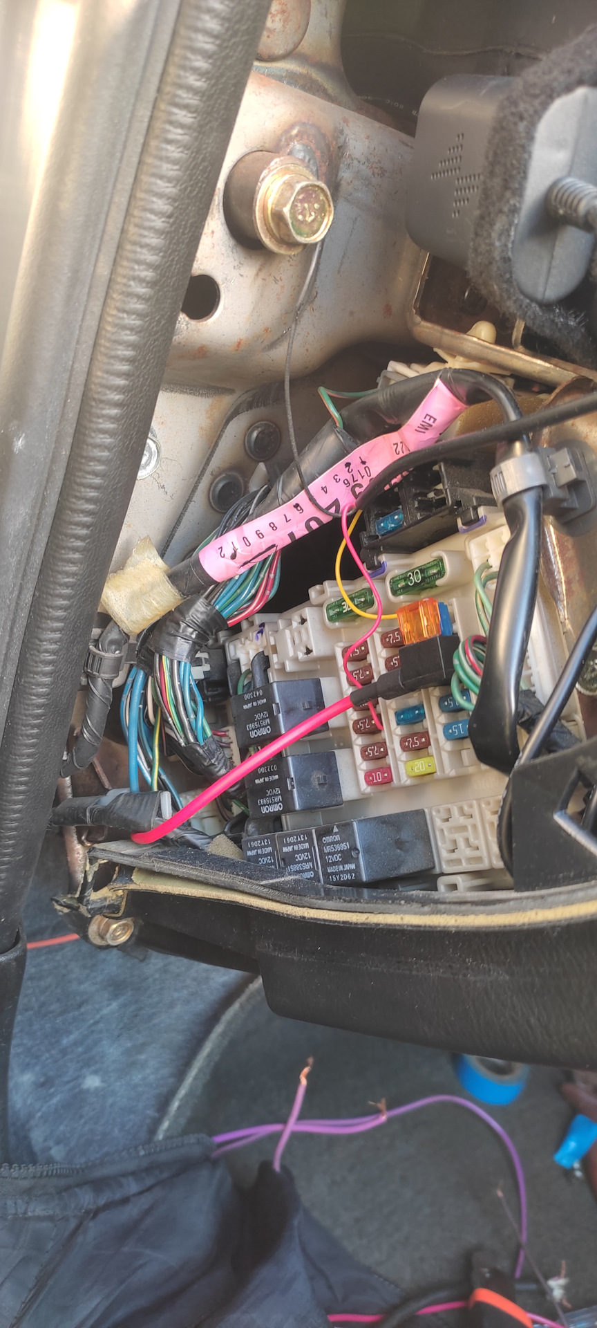 Подключение актуатора замка багажника к сигнализации — Dodge Stratus ...