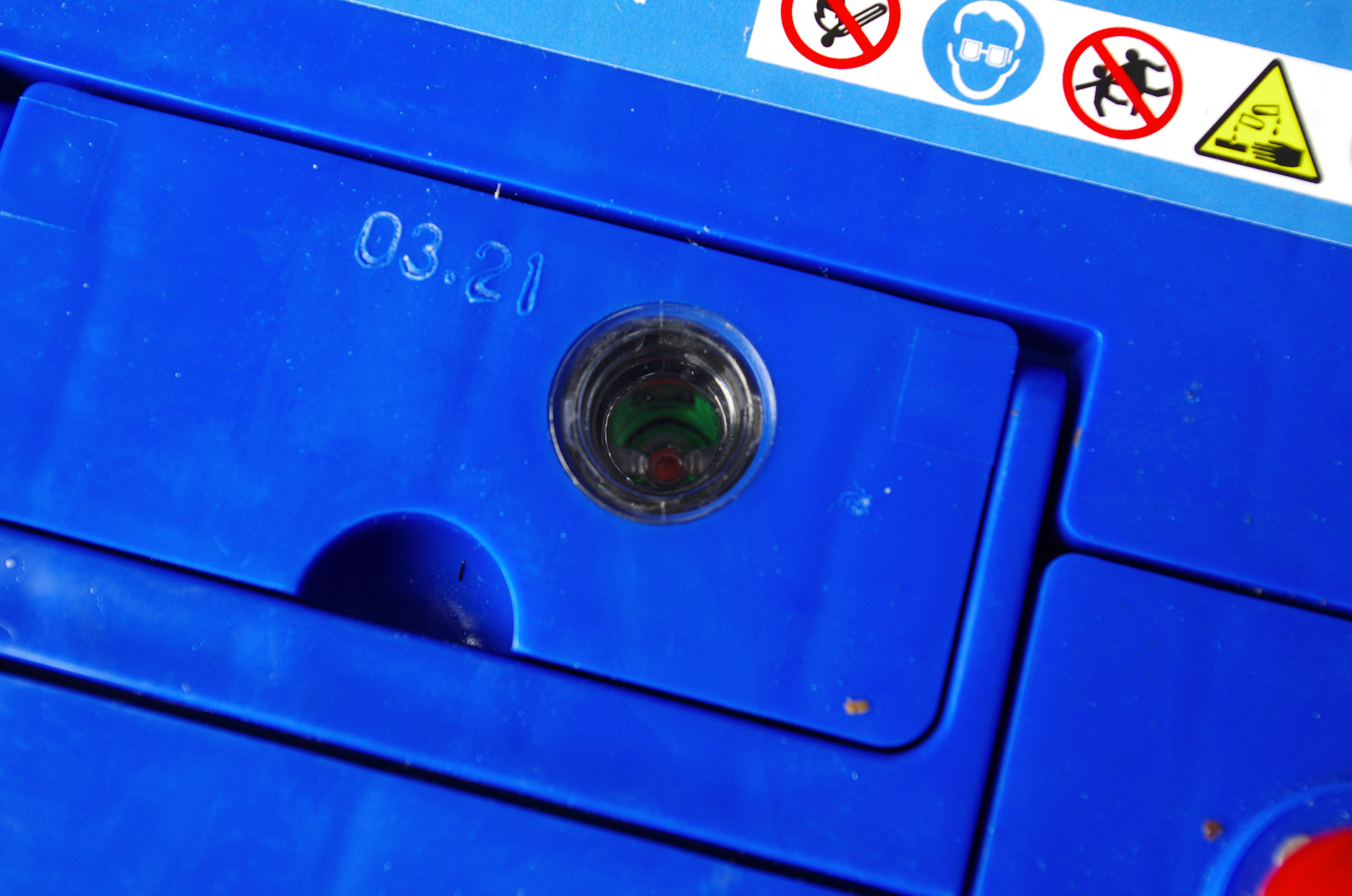 Глазок аккумулятор фото. Глазок индикатор в аккумуляторе. Зеленый глазок на аккумуляторе. Зеленый глазок на аккумуляторе. Аккумулятор барс индикатор заряда.