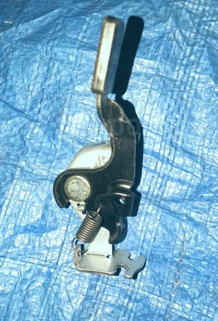 Про рычажок открывания бензобака — Toyota RAV4 (II), 2 л., 2005 года ...