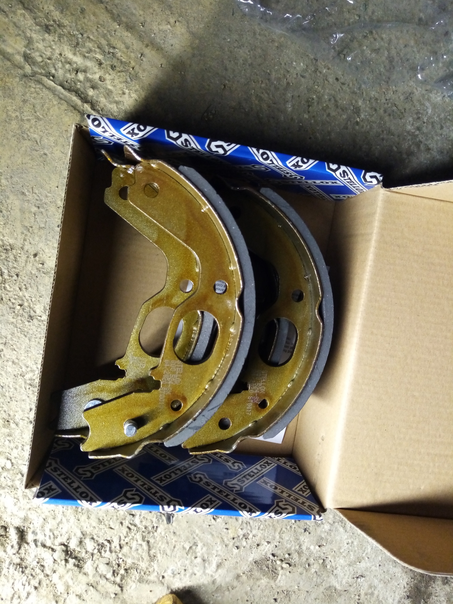 Замена колодок стояночного томоза — Mitsubishi Pajero Sport (2G), 2,5 л ...