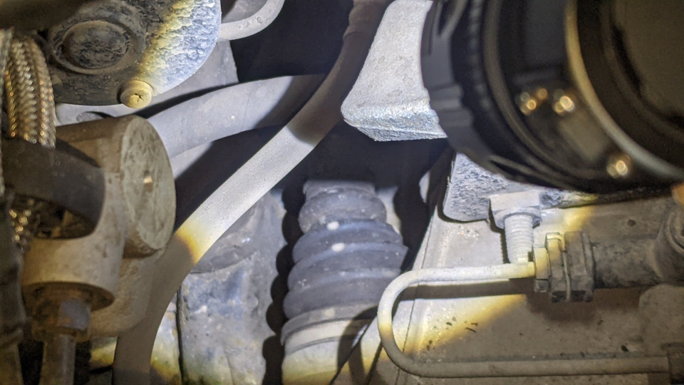 Нет хомута на левом внутреннем пыльнике ШРУСА. — Volkswagen Golf Mk4, 1 ...