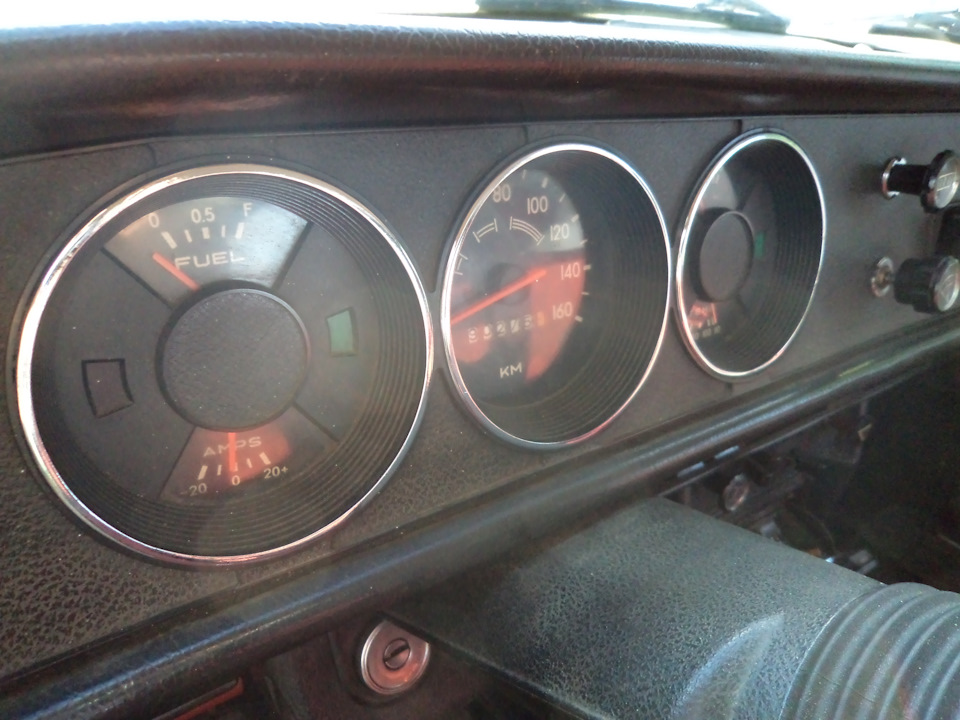 Три кольца установлены. Внешка приборки надо отметить, с ними гораздо презентабельнее. — Москвич 2140