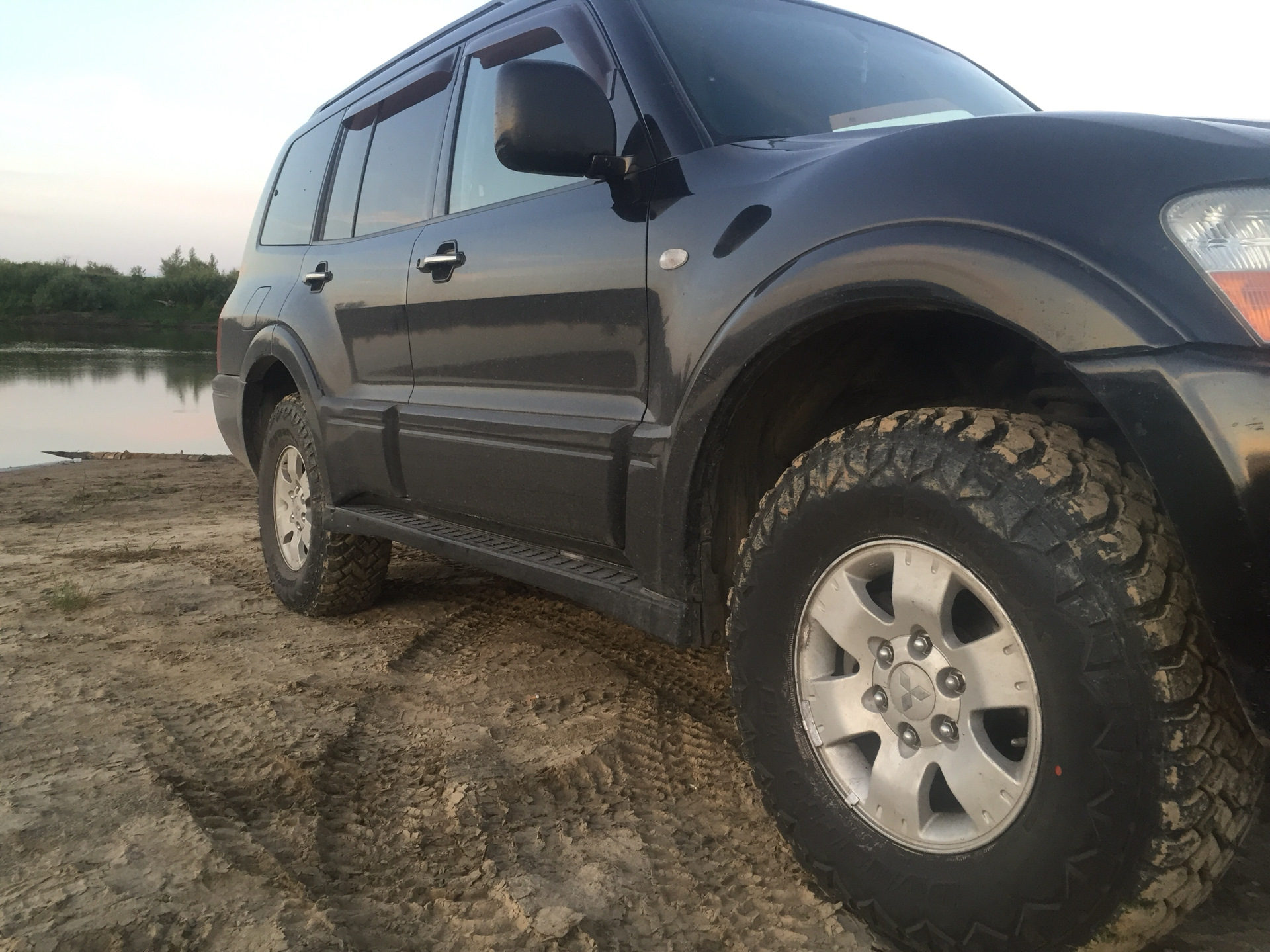 Резина паджеро 3. Mitsubishi Pajero на 33 колесах. Pajero 2 265 75 r16. Pajero 3 265/75/16. Mitsubishi Pajero 3 265 75 r16.