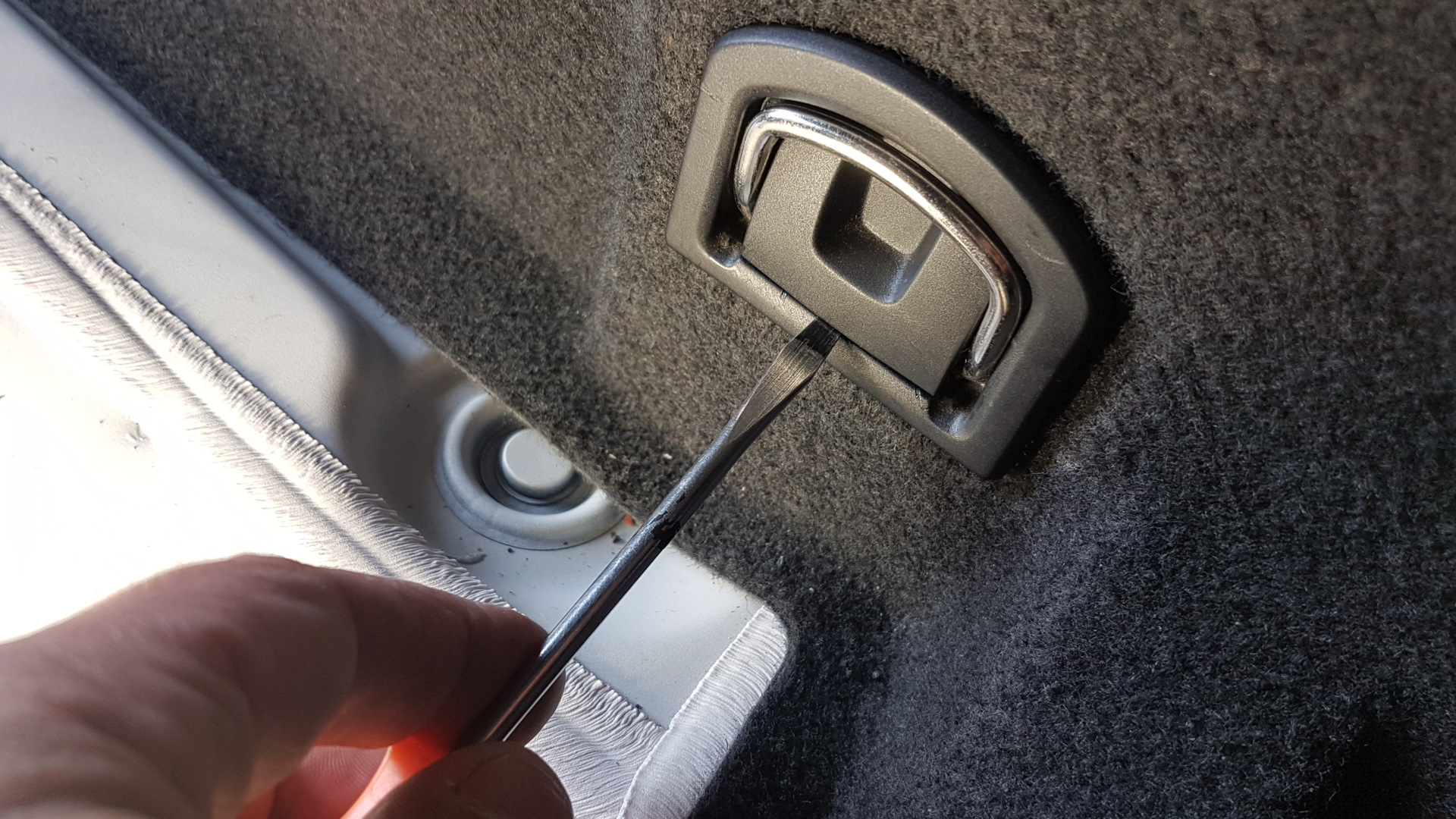 Как открыть багажник фольксваген шаран