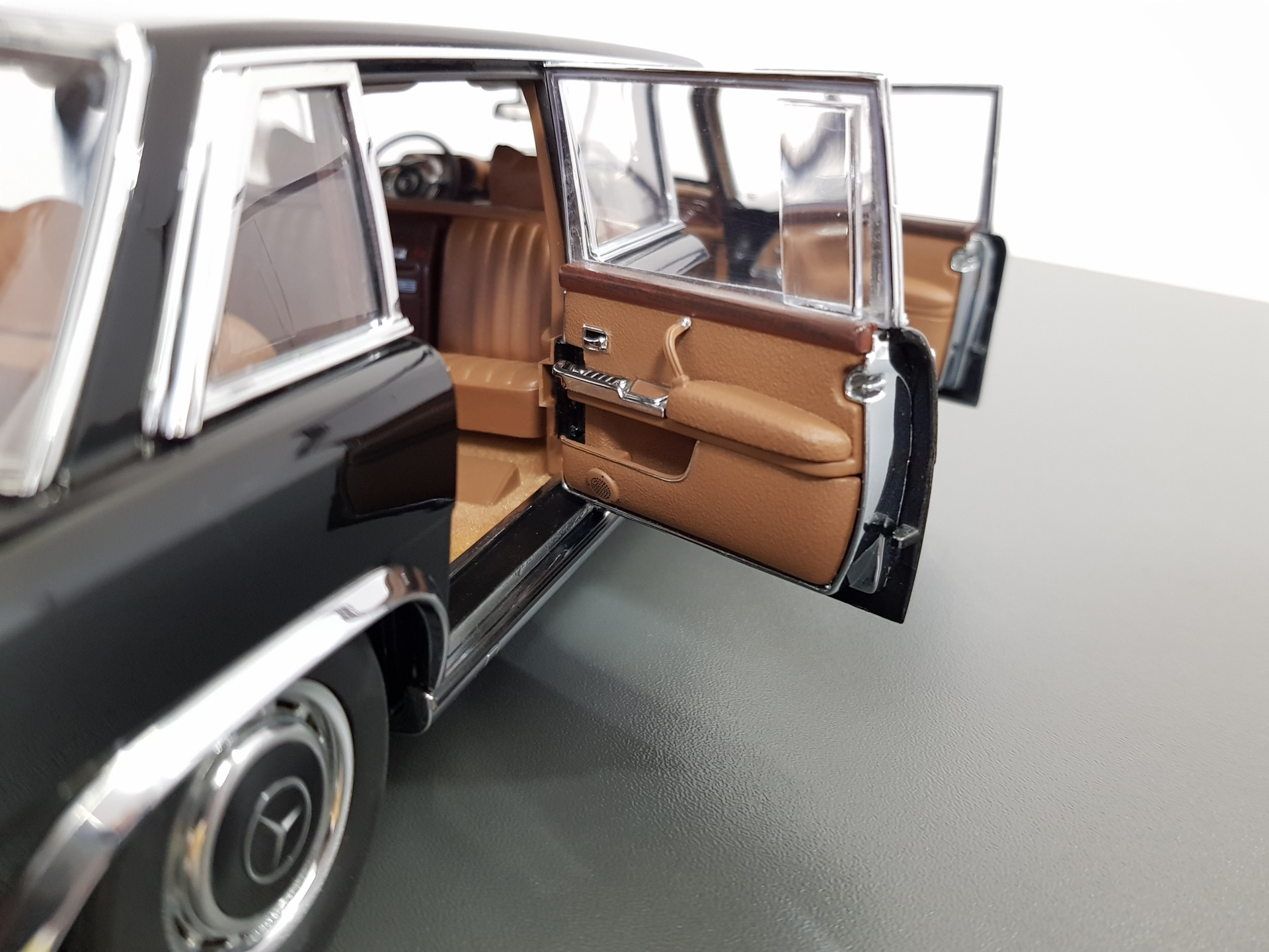 Mercedes Benz 600 Pullman 1 18