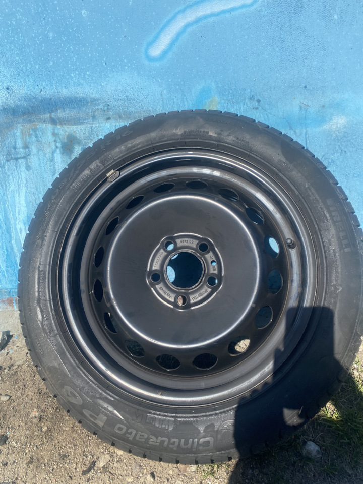 Шины летние Pirelli 205/55 R16, штампованные диски volvo 6,5Jx16 ET-28 ...