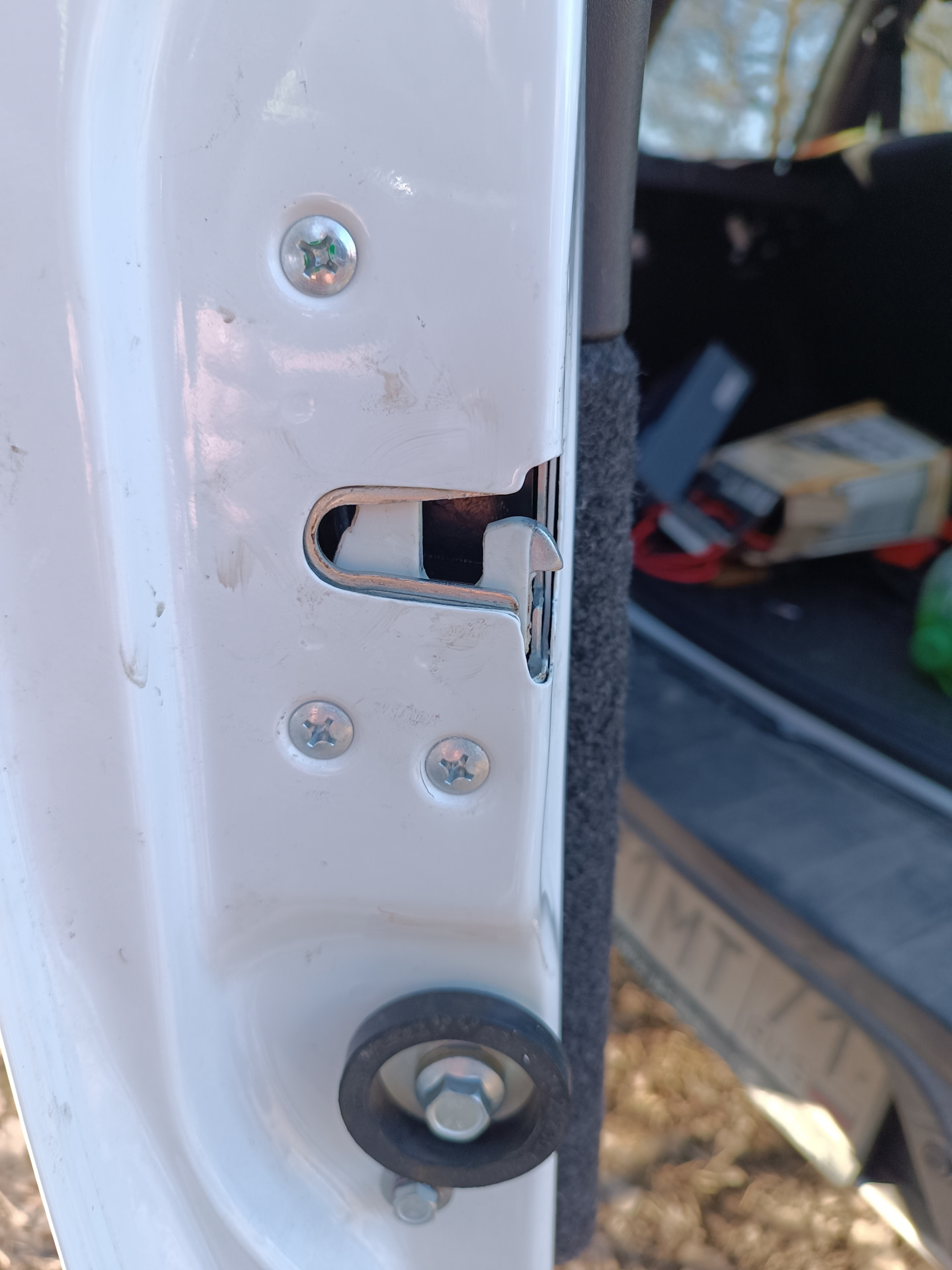 Не закрывается дверь багажника — Lada Niva Travel, 1,7 л, 2024 года ...