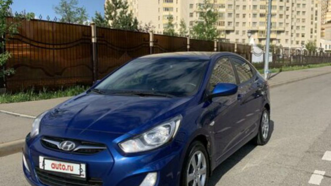 Solaris отзывы. Голубая Хендай Солярис 2011 года автомат. Автоинструктор на Хендай Солярис Смоленск. Автошкола обучение Хендай Солярис