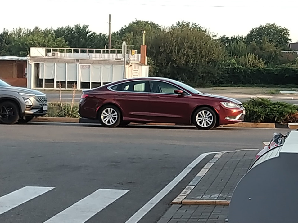 Чиста помытый и набриолиненый, там же — Chrysler 200 (2G)