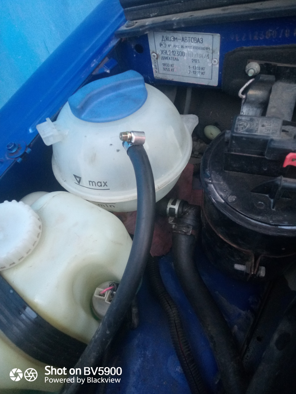Бачок для антифриза в заз шанс. Расширительный бачок 2114. Тосол через крышку бачка. Тосол через крышку бачка. Бачок охлаждающей жидкости рено логан 1.