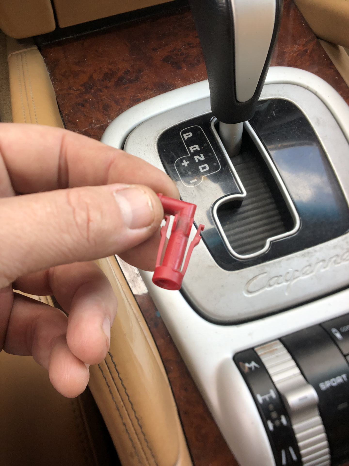 Установка газлифтов стекла и параллельное устранение других нюансов ...