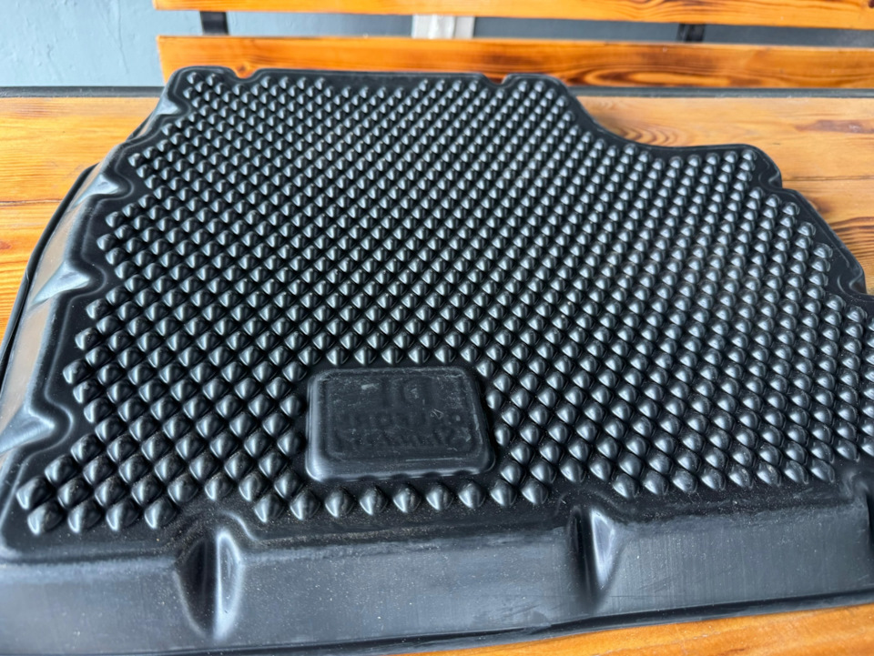 Снизу выглядит таким образом, совершенно не скользит в салоне. — Opel Astra H