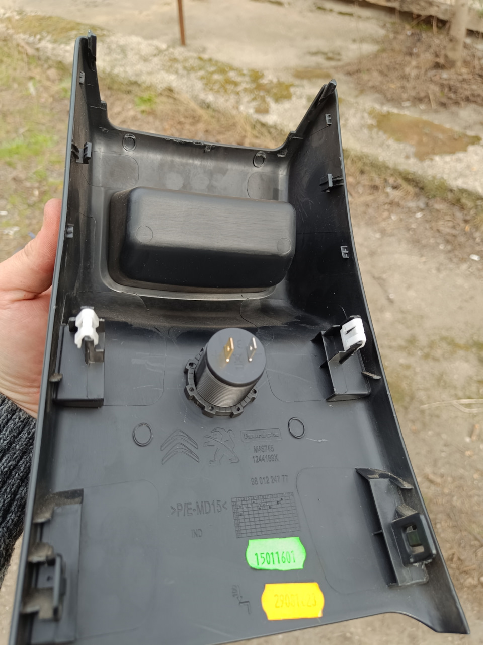 Установка дополнительной зарядки USB — Citroen C4 L, 1,6 л, 2016 года ...