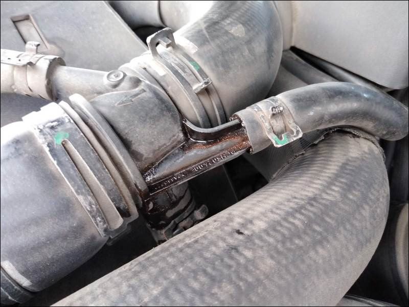 Что это за патрубок, откуда сочиться ОЖ? 3.6 TDV8 L322. — Land Rover ...