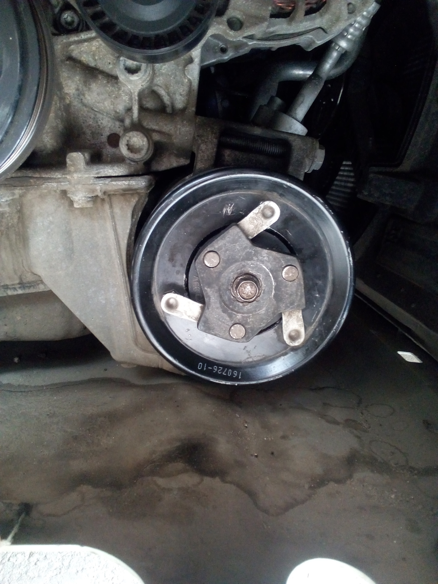 Шкив с подшипником кондиционера шкода рапид. Замена подшипника кондиционера шкода а5. Шкив компрессора мале. Sd7v16 компрессор кондиционера. Замена подшипника кондиционера шкода а5.