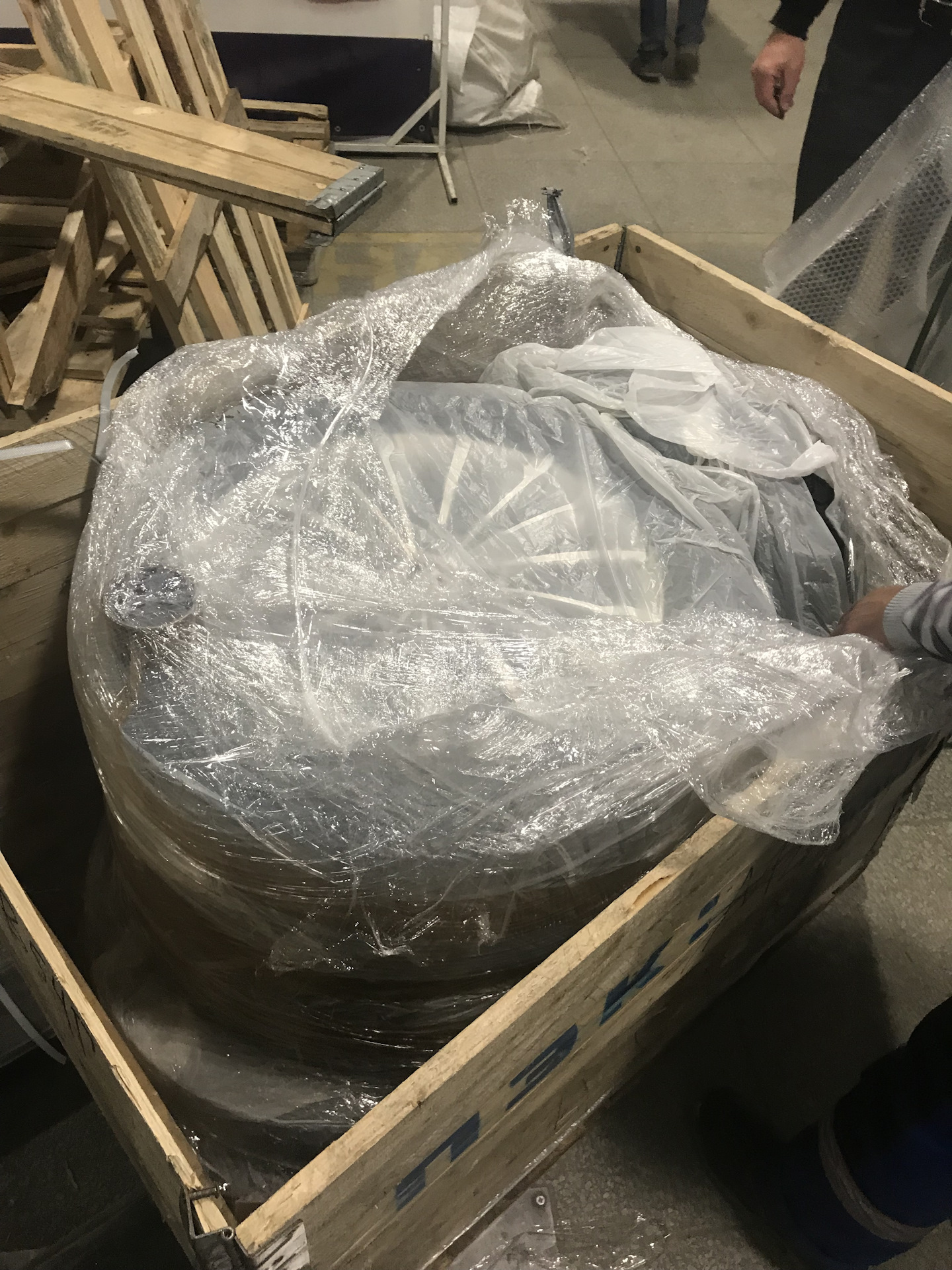 5 запакованных. Комплект колес упакованный. Упаковка для отправки посылок. Размол бумаги. 5 запакованных.