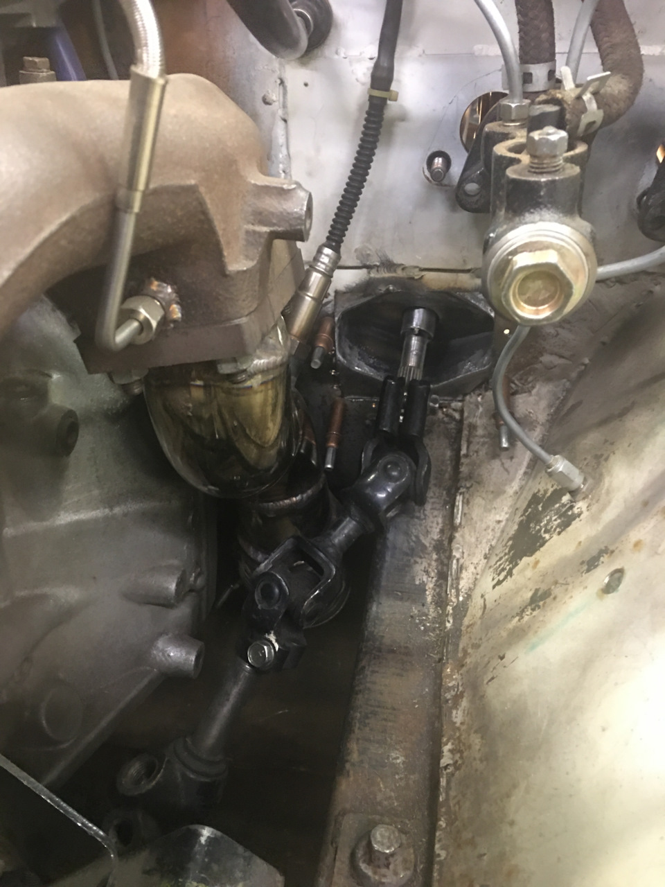 Крепление рулевого редуктора и проход рулевого вала через моторный щит ...