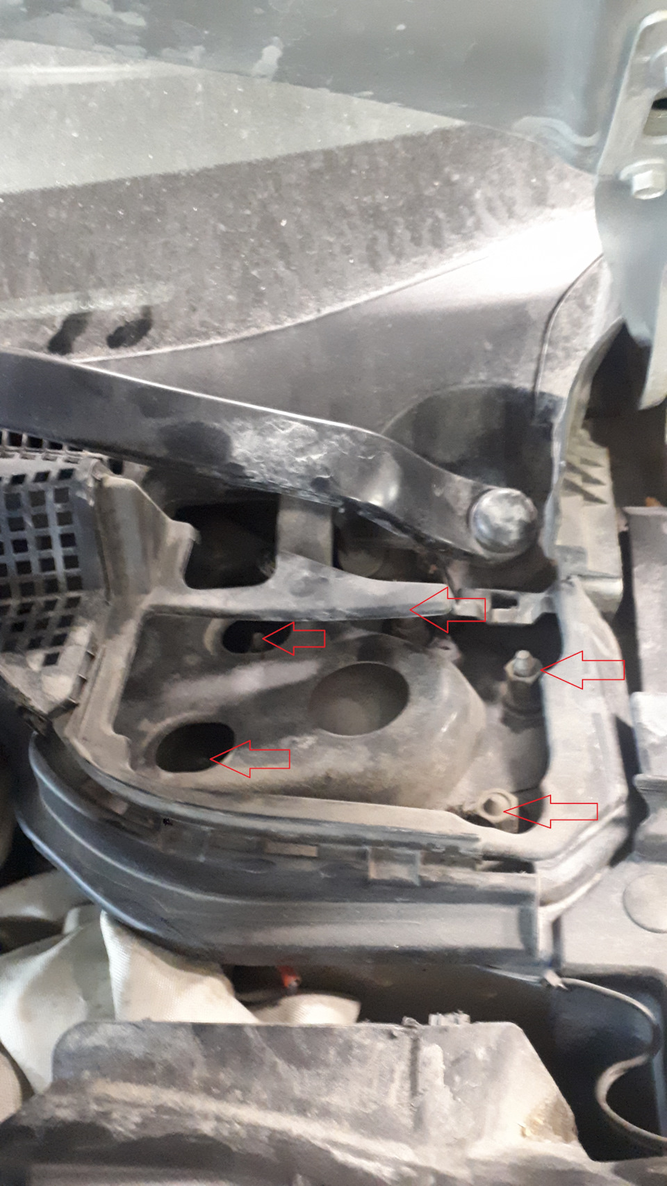 05. Przód: poluzuj śrubę zacisku zwrotnicy/obejmy trzymającej kolumnę; podeprzyj zwrotnicę. — Honda CR‑V III (RE)