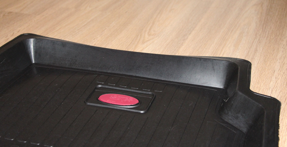 По центру бортика даже не видно его кромку — из-за провисания он наклонен вперед и вниз, образуя пологий «склон» — Hyundai Elantra (3G)