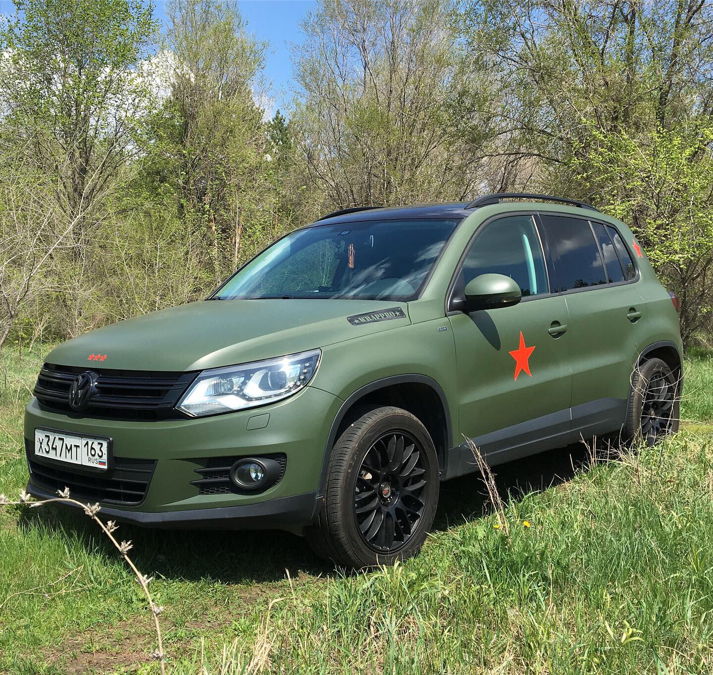 Цвета хаки где снимали. Tiguan Military Green. VW Tiguan хаки. Туарег 1 хаки. Тигуан зеленый матовый.