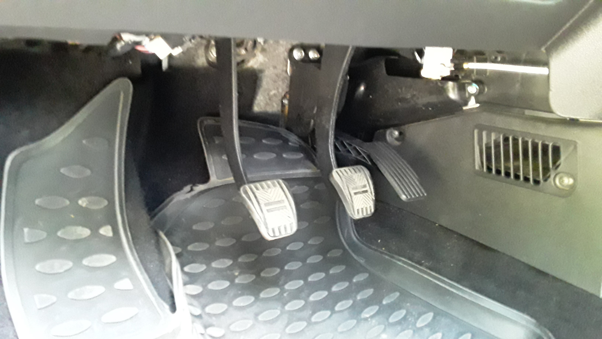 Педаль газа гранта фл. Педаль газа гранта фл. Педаль гранта не реагирует. Распиновка е газ на тросик приора. Разъем электронной педали газа ваз 2114.