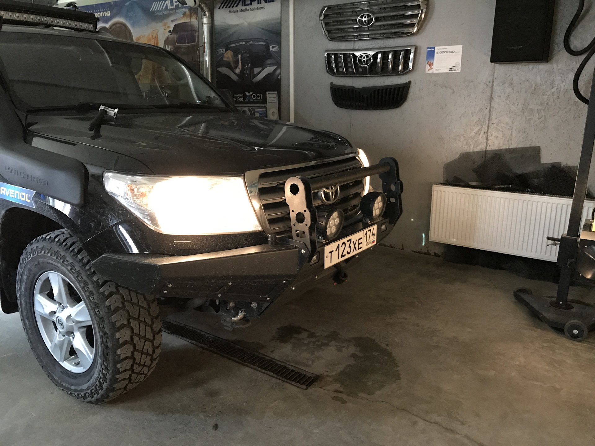 Установка биксенона в штатные фары Land Cruiser 200. Сравнение со  светодиодным LED светом — Toyota Land Cruiser 200, 4,5 л, 2011 года |  тюнинг | DRIVE2