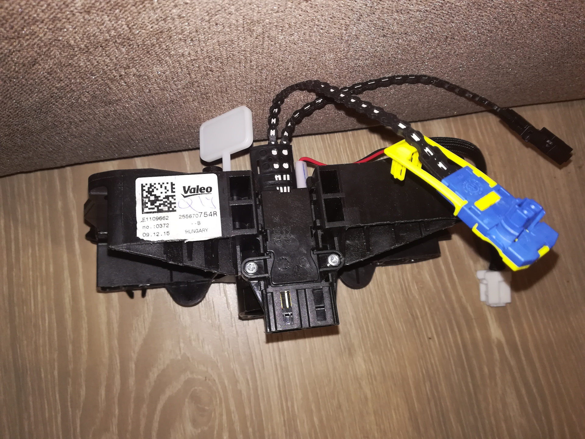 Шлейф подрулевой на круиз контроль логан 2. Круиз контроль на рено логан 2. Кнопки рено логан 2. Круиз контроль рено логан 2. Круиз контроль на рено логан 1.