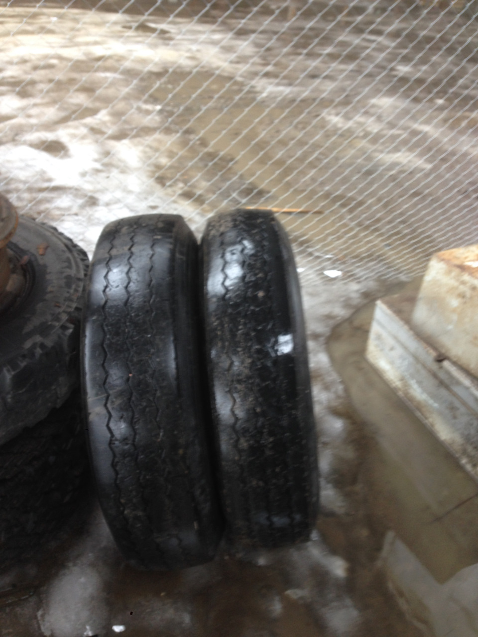 на фото видно плохо, но один балон перекосило) — КАМАЗ Золотарь