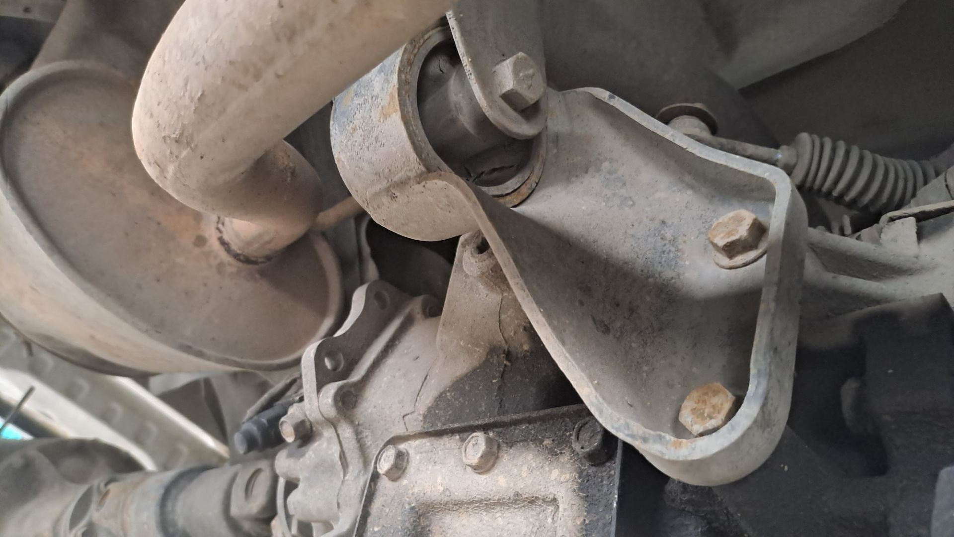 Замена подушки раздатки — Mitsubishi Delica (P35W), 2,5 л, 1991 года ...