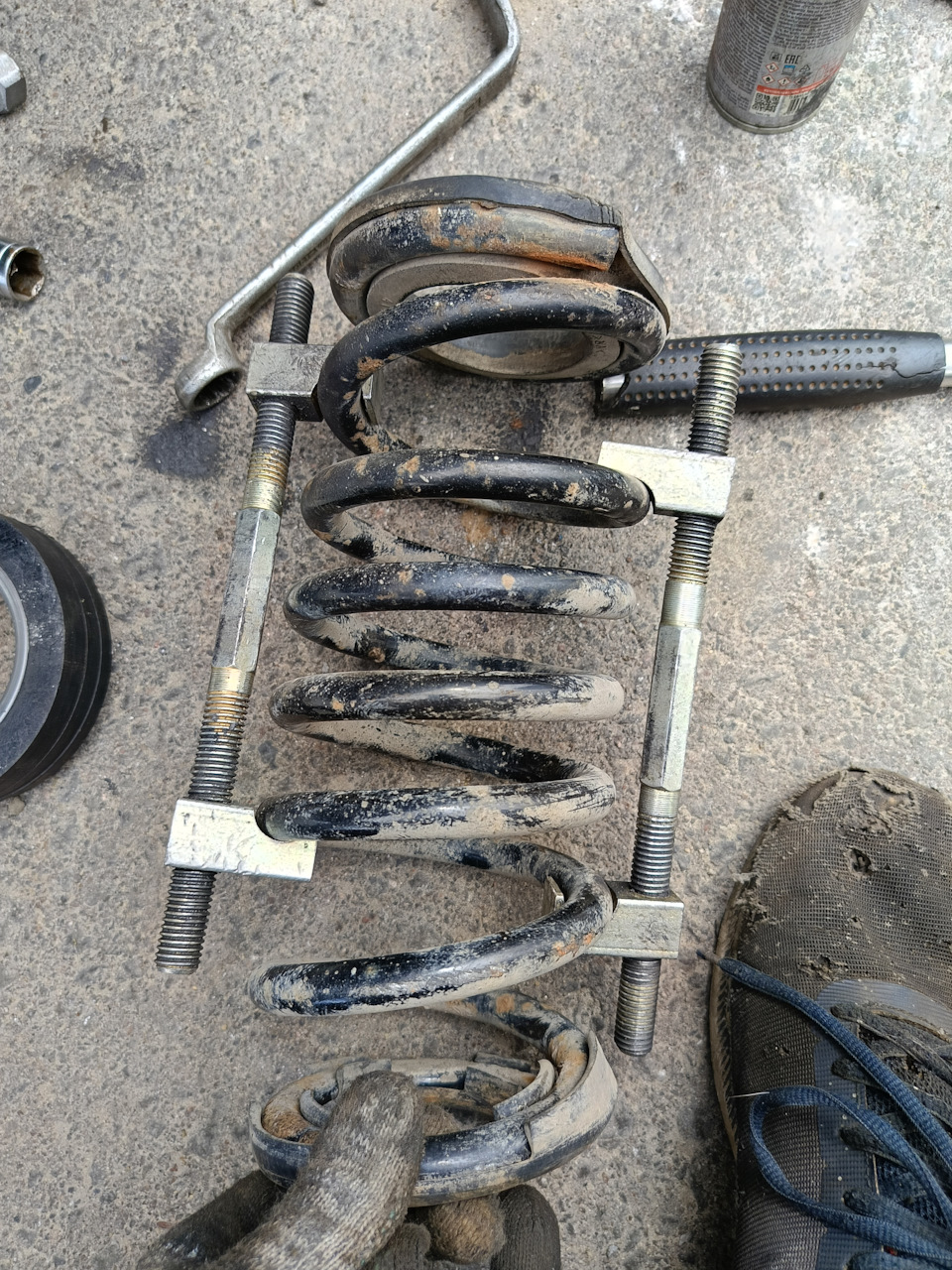 Накинул стяжки на пружину при опускании домкрата пришлось открутить нижний рычаг от амортизатора и ступицы. — Mitsubishi Outlander XL