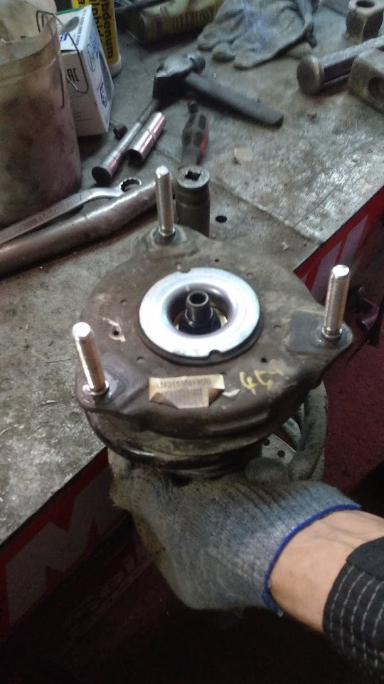 04. Przód: odkręć łącznik stabilizatora od kolumny amortyzatora (klucz nasadowy + kontrujący). — Hyundai Santa Fe TM