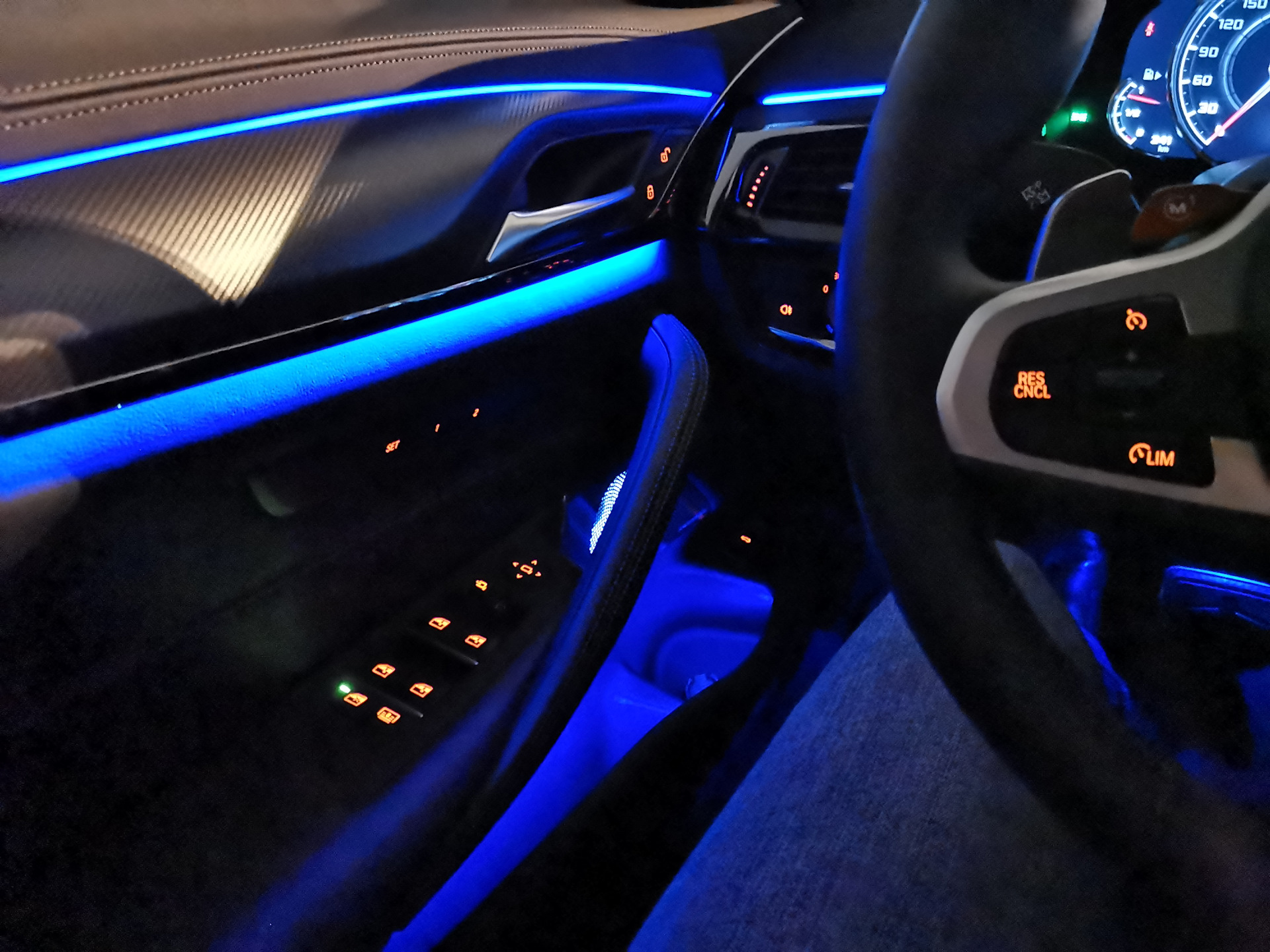 Подсветить 5. BMW m5 f90 подсветка салона. BMW m5 f90 салон ночью. BMW x5 2021 подсветка салона. BMW x7 подсветка салона.