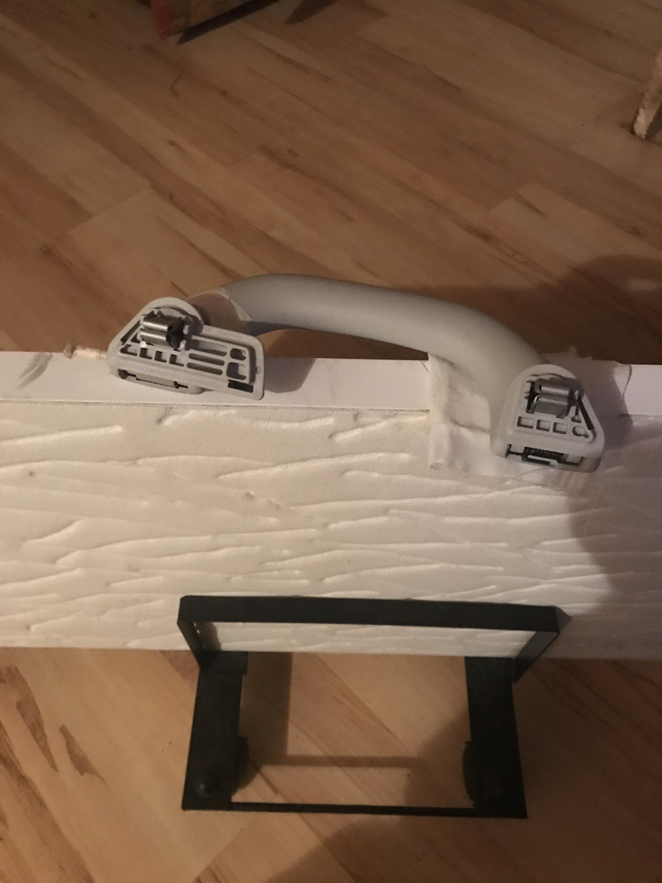 Самое сложное это вытащить штифты, на них шлицы с краев, по этому лучше тащить, а не крутить. Нагреваем, в моем случае на батареи и тащим. Когда собераем обратно, тоже нагреваем. Подкладываем тряпочку или наклеиваем ленту, чтобы не испортить текстуру ручки — Volkswagen Polo Sedan