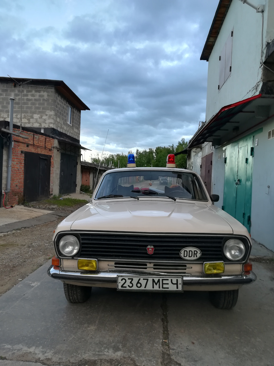 Волга в роли машины сопровождения — ГАЗ 2410, 2,5 л, 1990 года | фотография  | DRIVE2