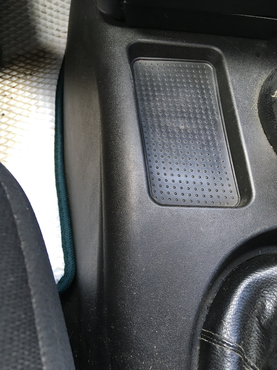 Заводской коврик под телефон — Chevrolet Niva, 1,7 л, 2006 года ...