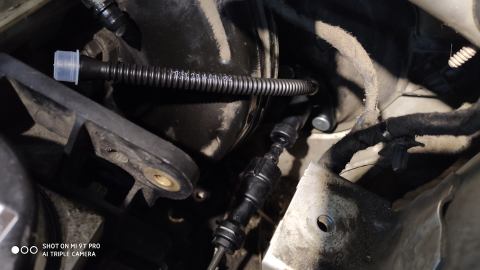 тут уплотнитель идет в комплекте — Opel Astra H