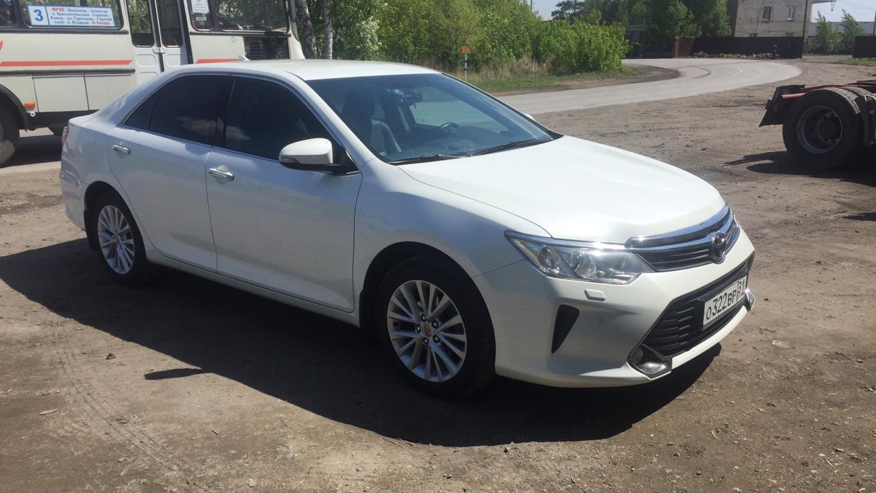 Toyota Camry 55 белый перламутр