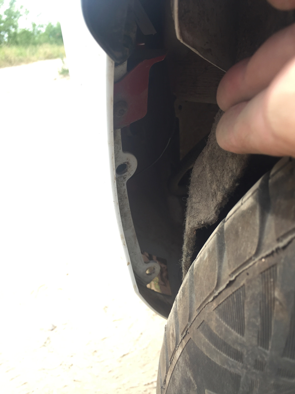 Место установки задней антенны (бампер за правым колесом) — Ford Fiesta (Mk VI)