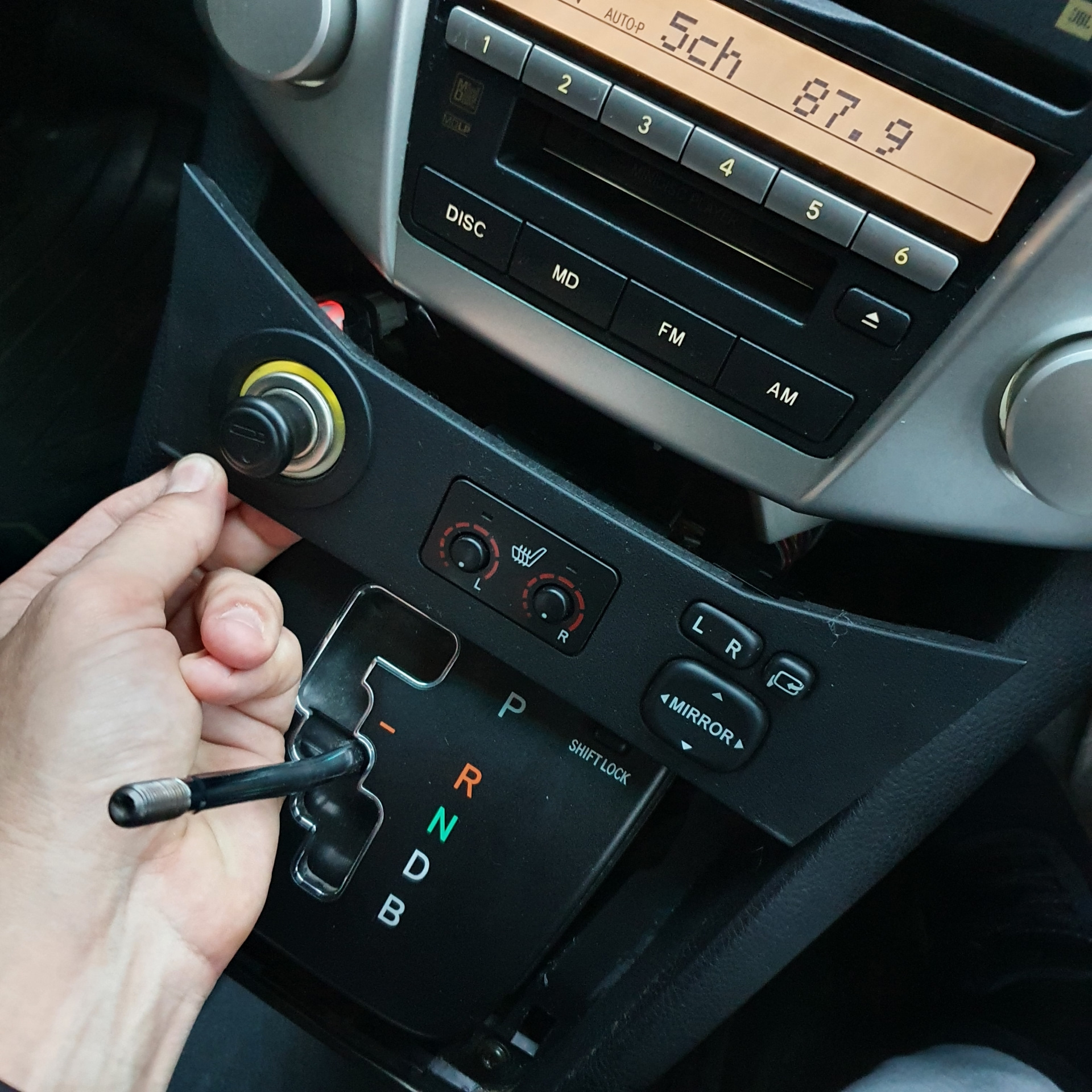 Замена лампочки в блоке обогреве сидений — Toyota Harrier Hybrid (2G ...